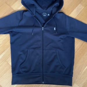 Marinblå zip hoodie från Polo Ralph Lauren S  - Säljer denna feta Polo Ralph Lauren tröjan, perfekt till sommaren. Pris ej hugget i sten.