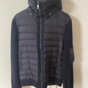 Moncler cardigan - Moncler cardigan i väldigt bra skick. Inga defekter finns. NFC-scan finns också bland lapparna i jackan. Strl XL (sitter som vanlig L).