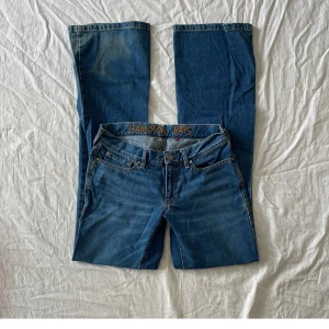 Lågmidjade jeans - Bra skick! Lite urtvättade (materialet lite tunnare) och blekta på baksidan av ena benet(bild3) mått: midjemått rakt över 38 grenhöjd 19,5 innerbenslängd 87,5cm💗 jag är 180 och brukar ha 38/m/29