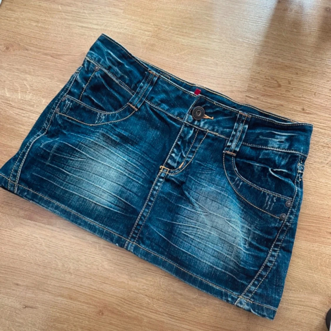 Mörkblå jeanskjol med fickor