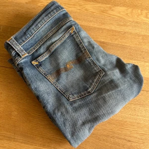 Nudie jeans - Nudie jeans i storlek 32/32. I nästan helt nytt skick!
