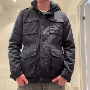 Mörkblå jacka från Berkeley - Säljer min mörkblåa field jacket från Berkeley som passar parfekt nu för våren. Storleken är Small. Jackan är i mycket bra skick och har inga defekter. Hör av dig vid minsta lilla fundering.👍