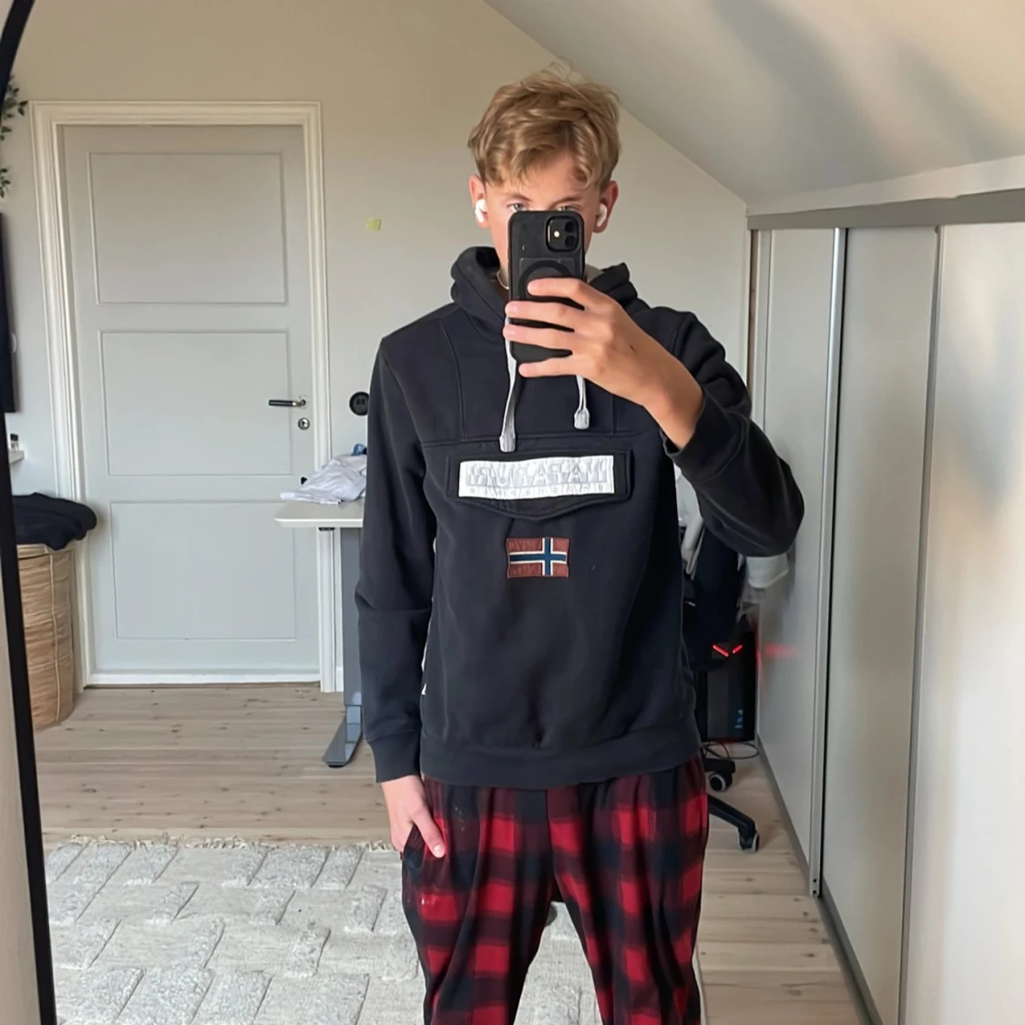 Svart hoodie från Napapijri - 90