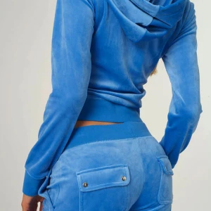 Blå velour sett från Juicy Couture - Bilden är lånad men det är bara att höra av sig ifall ni vill ha egna bilder!!! Säljer en ikonisk blå sett från Juicy Couture.  Säljer hela sättet koftan är S och byxorna M. Perfekt för en avslappnad och trendig look.