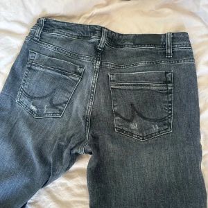Grå jeans från LTB Blue Addicted - Säljer ett par jättefina jeans från LTB Blue Addicted, modell Valerie. Jeansen har slitna detaljer på benen, klassisk femficksdesign och dragkedjegylf. De har en rak passform och är tillverkade i denim med lätt tvättad look.  Storlek W31 L32 Midjemått 40cm innerbenslängd 80cm