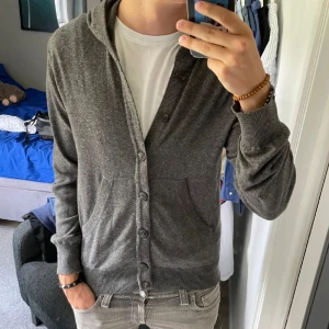 Hoodie med knappar - Fet hoodie med knappar i skönt material | Mycket fint Skick = 9/10 | Storlek = S | Pris = 499kr | Tveka inte på att höra av dig vid frågor eller funderingar🤝🌟