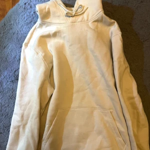Beige hoodie - Beige hoodie, inge tryck bak. Stor i storleken!