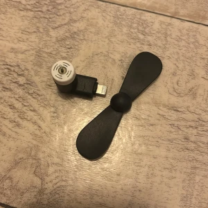 Mini fläkt - Perfekt under sommaren, liten o smidig att ha i väskan.