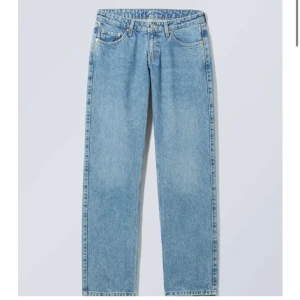 Blå raka jeans från weekday - Klassiska blå jeans från weekday med rak passform. Byxorna har låg midja och stängs med dragkedja och knapp. 🎀