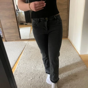 Svarta jeans från Isay - Osäker på storlek men passar bra på mig som har 38 dock lite korta(är 166)