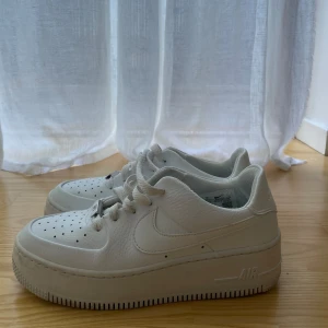 Nike air force sage 1 - Säljer ett par vita air force sage 1! Köpta på Plick. Har själv inte kunnat använda då de är för små för mig och säljer därför vidare. Mycket bra skick. (Lånade bilder) skriv gärna för fler bilder 💕 