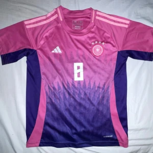 Tysklands fotbollströja Euro 2024 - Lila Tysklands fotbollströja i storlek S/M med kroos på ryggen