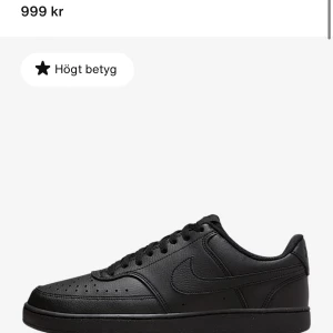 Svarta Nike sneakers Air Force - Säljer ett par helsvarta Nike Air Force sneakers i klassisk modell. Skorna har snörning, rund tå och är tillverkade i skinn. Perfekta för dig som gillar en stilren och tidlös look. Storlek 40. Har bara använt 2 gånger, säljer för 850kr och jag står ej för frakt!