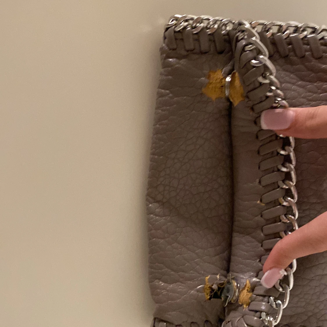 Beige axelväska med kedjedetaljer - 3