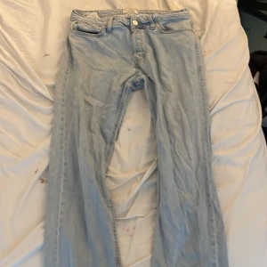 Ljusblå relaxed jeans från Jack & Jones - Säljer ett par ljusblå jeans från Jack & Jones i modellen Relaxed/Chris. Jeansen har klassisk femficksdesign, gylf med dragkedja och raka ben. Perfekta för en avslappnad stil och passar till det mesta. Hämtas i Västerhaninge tar endast kontanter 