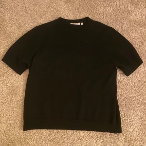 Svart stickad tröja från RYVLS - En stilren svart stickad tröja från RYVLS Stockholm. Tröjan har korta ärmar och rund halsringning, perfekt för en enkel look. Passformen är normal och tröjan är i storlek 158-164💘Använd nån gång men inga defekter.