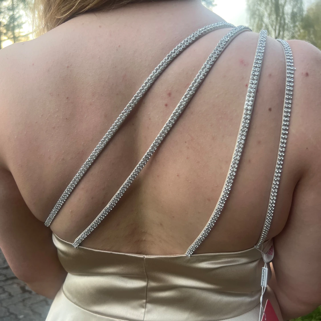 Champagnefärgad långklänning med glittriga axelband från JJ's House - 2