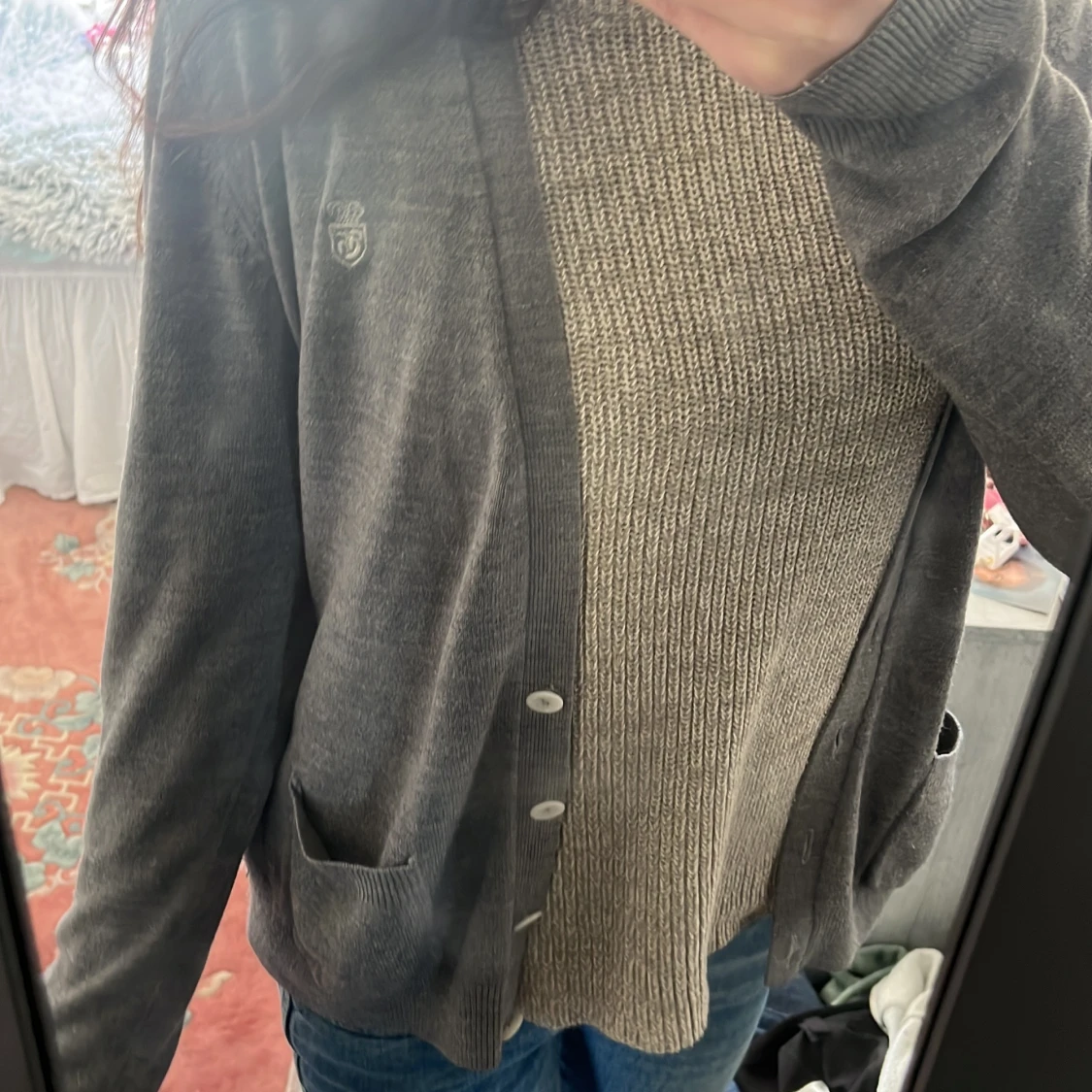 Säljer en kofta med ett fint märke på bröstet 