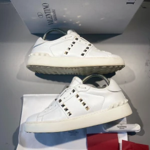 Valentino skor - Hej! Säljer nu mina skor från märket Valentino, storlek 39.5 bra skick, givetvis äkta. Tveka inte på att höra av dig om du har frågor eller funderingar kring skorna! 