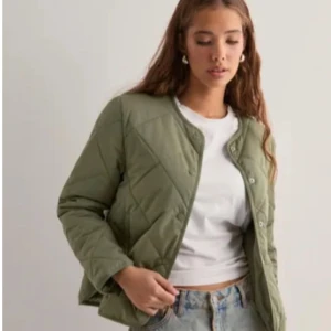 Grön vår jacka  - Säljer den populära gröna jacka från nelly. Helt oanvänd med prislappen kvar. nypris 700