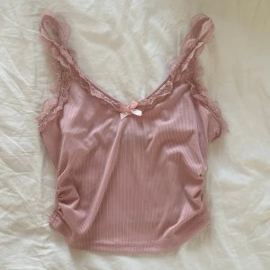 Rosa ribbad linnetopp - Super söt rosa linnetopp som inte kommer till användning 💕