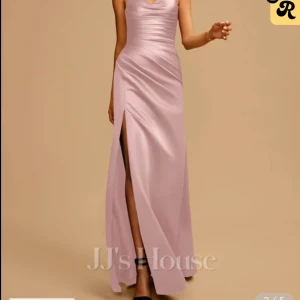 Ljusrosa långklänning med slits från JJ's House - PRIS KAN DISKUTERAS(Är skräddar sydd för mig som är 169 med storlek s i över kropp och 36/ s i under del)Elegant ljusrosa långklänning med smala axelband, v-ringning och hög slits framtill. Klänningen har figurnära passform upptill och öppen rygg med snörningsdetalj. Perfekt för bal eller fest.💕! Helt oanvänd!
