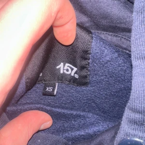 Mörkblå hoodie från 157 - Hoodie 