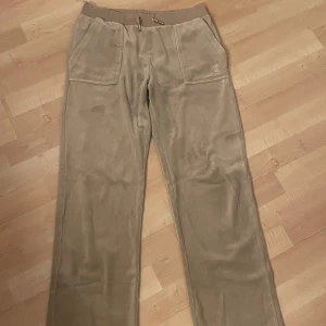 Beigea juicy couture byxor - Säljer nu mina beiga juicy byxor då de inte kommer till användning längre. Jätte fina, liten fläck som knappt märks för övrigt i bra skick. Pris kan diskuteras!