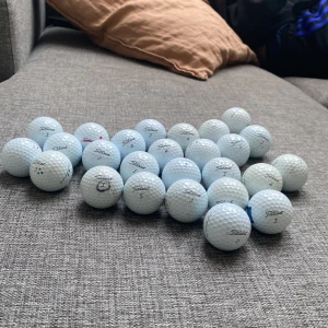 Hej jag säljer 25 stycken titleist PRO v 1 och titleist PRO vi 1 x  - Om du vill ha flera bollar eller någon annan sorts boll hör av dig till mig har jätte många sorters bollar och säkert den sortens bollar som du vill ha. Skriv till mig så kan vi komma överens om ett pris. 