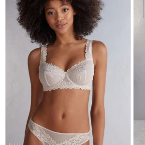 Beige spets-bh med bygel - Säljer en elegant beige bh med vacker spetsdetalj och bygel för extra stöd. Bh:n har breda axelband och dekorativ spets längs kanterna, vilket ger en feminin look. Nypris 519! Säljer för 399❤️nästan oanvänd❤️