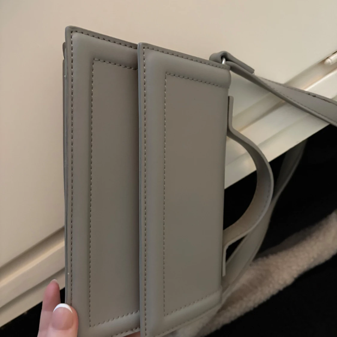 Grå axelväska i syntet