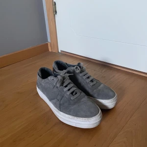 Axel Arigato Skor - Säljer dessa schyssta skorna ifrån Axel Arigato, skick 9/10, storlek 42, pris går självklart att diskuteras!