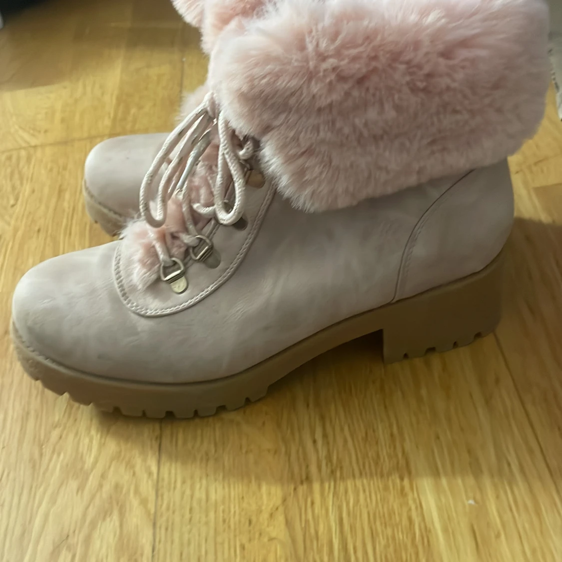 Ljusa boots med rosa fuskpäls - 1