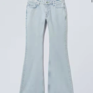 Ljusblå bootcut jeans - INTRESSEKOLL!!! Ljusblåa lågmidjade jeans från Weekday🩷🩷 Knappt använda!!🩷Ge bud!!