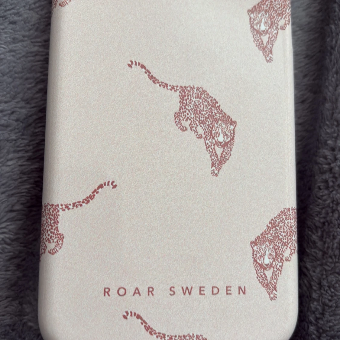Rosa mobilskal med leopardmönster🐆  - 1