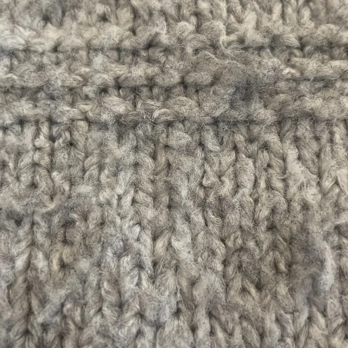 Grå och vit fluffig stickad tröja från Zara - 3