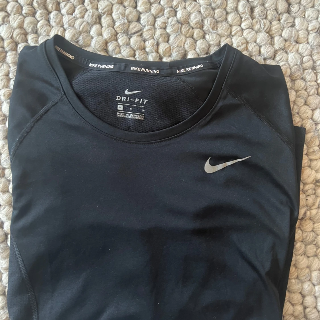 Svart långärmad träningströja från Nike - 1