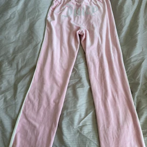 Äkta aldrig använda rosa mjukisbyxor från Juicy Couture - Säljer mina äkta ljusrosa mjukisbyxor från Juicy Couture med logga baktill. Byxorna har dragsko i midjan och raka ben. Aldrig använda. 