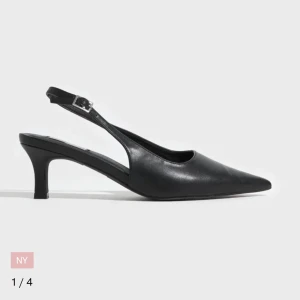 Svarta pointy slingback-klackar - Säljer dessa svarta klackar med spetsig tå och låg klack (6cm). Skorna har en smal rem med spänne runt hälen. Använda 2 gånger.🩷