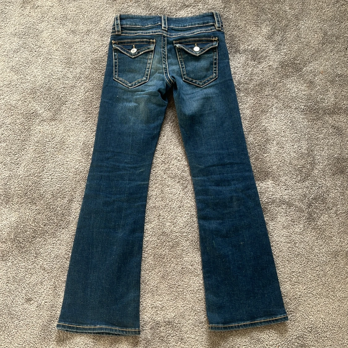 Blå bootcut jeans med fickdetaljer - 1