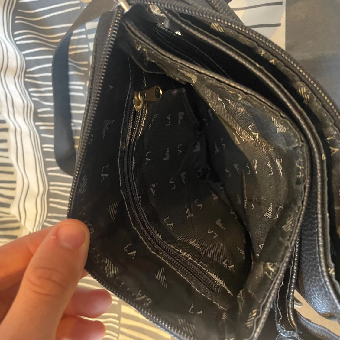 Svart axelväska från Emporio Armani - 1