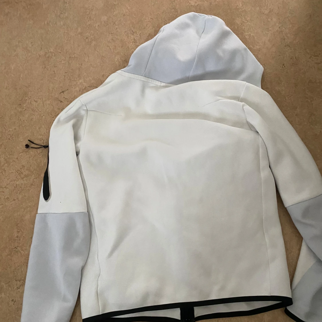 Vit hoodie från Nike med svarta detaljer - 3