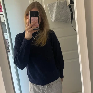 Mörkblå stickad tröja - Mysig mörkblå stickad tröja med lång ärm och rund hals. Perfekt för kyligare dagar eller sommar kvällar. Storlek S🤍🫶🏽
