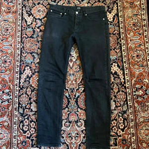 A.P.C jeans!  - Sjukt snygga svarta jeans från apc. De är modellen ”petit standard”. Midja:42 längd:103
