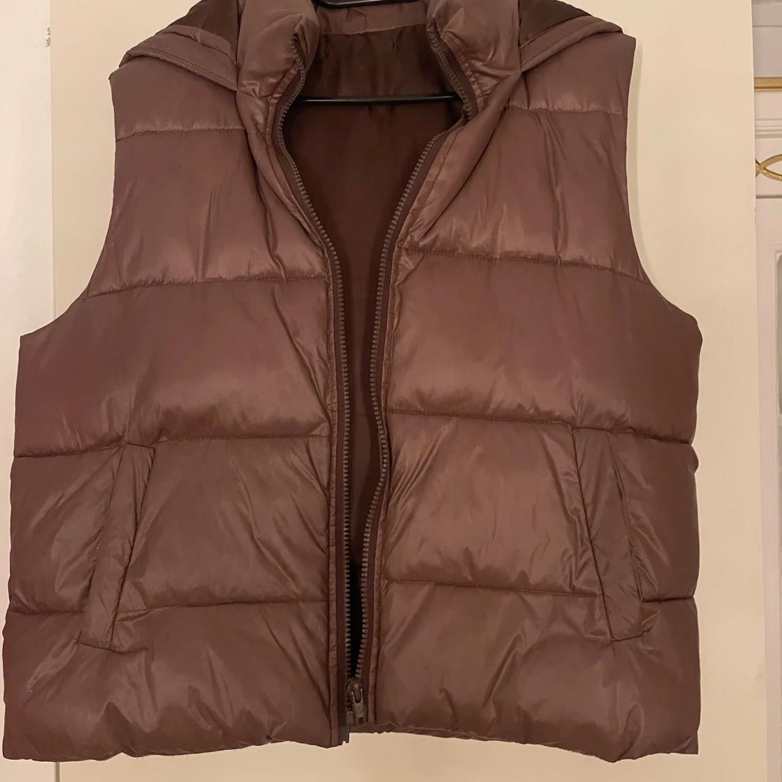 Brun väst med luva