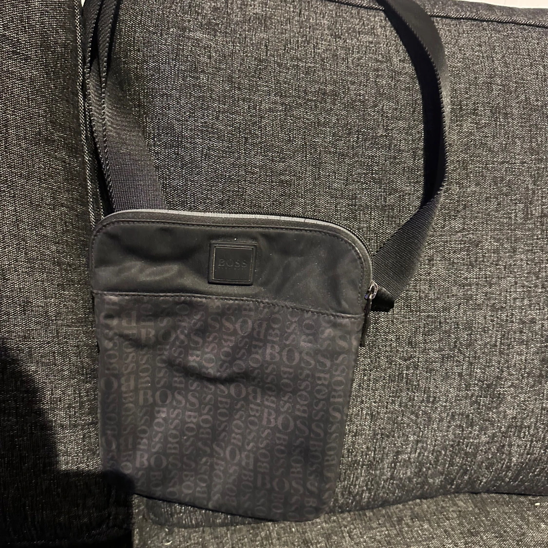 Svart axelväska från BOSS