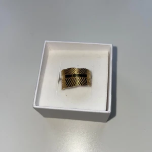 Guldring  - Säljer denna blad-illustrerade guldringen som jag löpte i en butik i Spanien för den fina damen som sålde va så söt. Sen använder ju jag silver så blev lite krock där, men fin är den så önskar att någon annan kan använda den åt mig!🫶