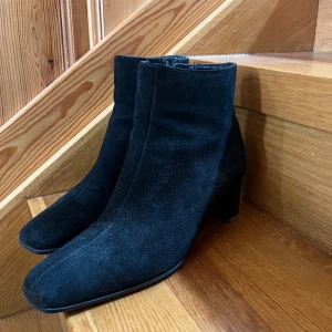 Svarta mocka boots med klack - Säljer ett par stilrena svarta boots i mocka med rund tå och medelklack. 