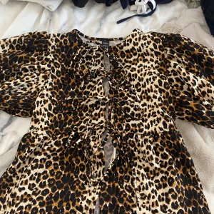 Leopard blus från shein  - En oanvänd leopard blus från shein i storleken xs🩷
