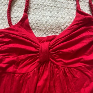 Sommarklänning - Supersöt röd sommarklänning som är min mormors gamla. Tyvärr har den ingen lapp så har ingen aning om vart den är ifrån eller storlek. Jag skulle gissa på s men den passar definitivt en m eller xs❤️Köparen står för frakt om inget annat bestäms❤️